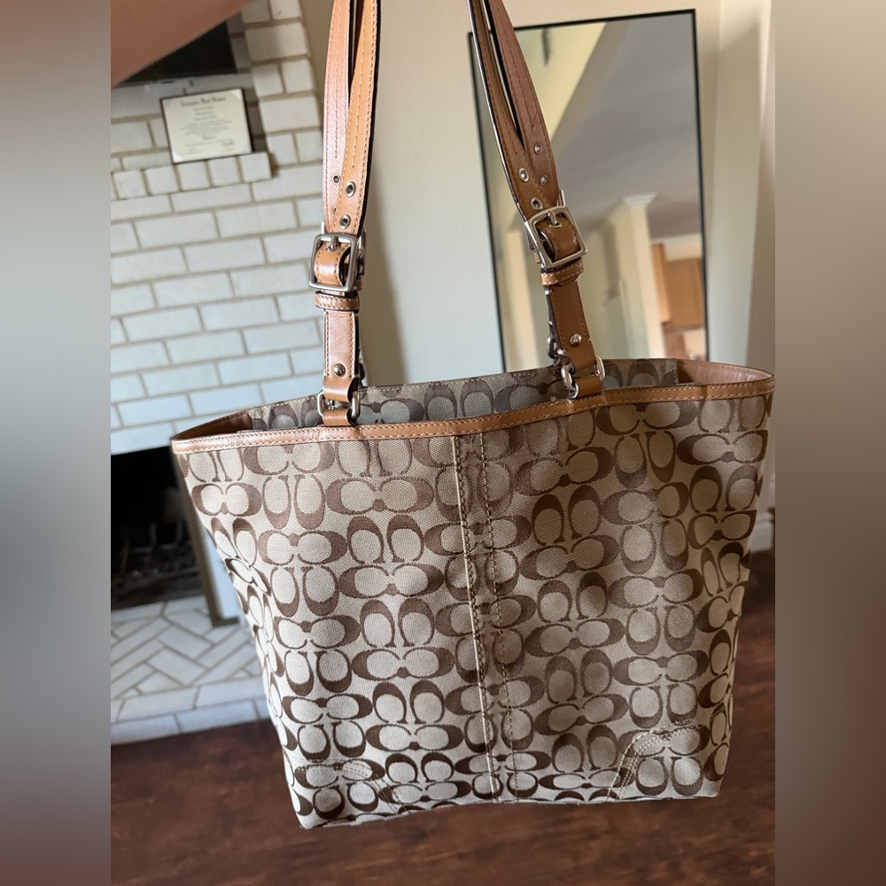Coach bag, gently used. Last customer canceled order so it’s still available - Picture 5 of 8